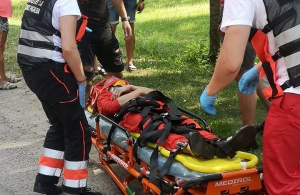 Kariai padėjo avarijoje nukentėjusiai merginai