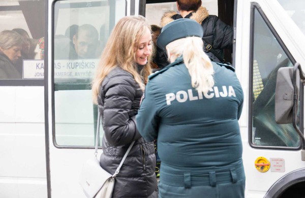 Jonavos mieste ir rajone policijos pareigūnai dalino atšvaitus