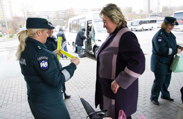 Jonavos mieste ir rajone policijos pareigūnai dalino atšvaitus