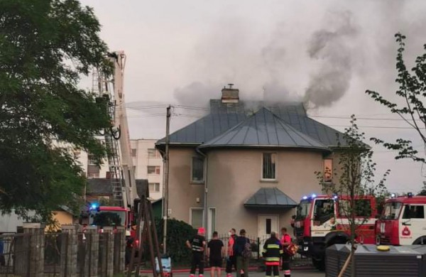 Jonavoje liepsnoja namas: pažaboti ugnies nepavyksta jau kelias valandas