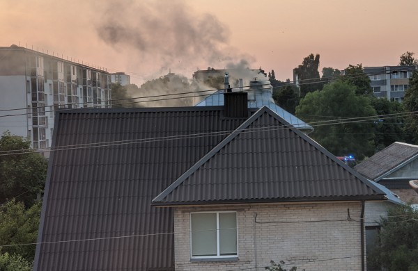 Jonavoje liepsnoja namas: pažaboti ugnies nepavyksta jau kelias valandas
