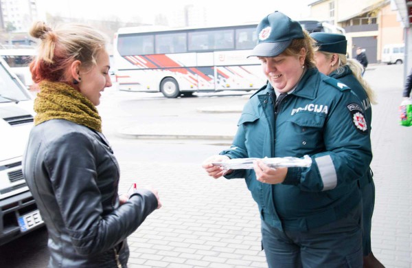 Jonavos mieste ir rajone policijos pareigūnai dalino atšvaitus