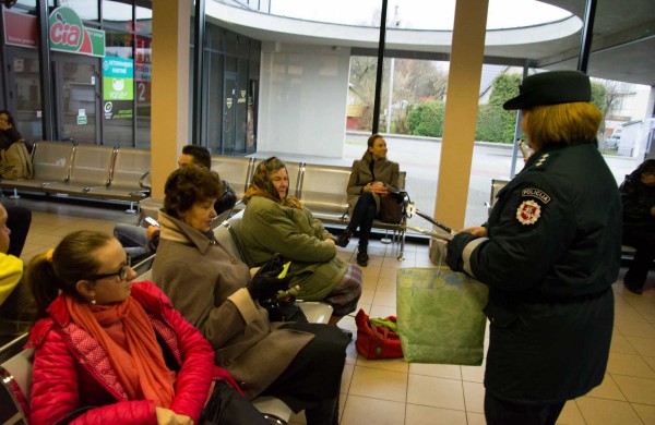 Jonavos mieste ir rajone policijos pareigūnai dalino atšvaitus