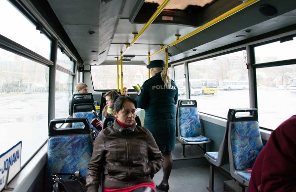 Jonavos mieste ir rajone policijos pareigūnai dalino atšvaitus