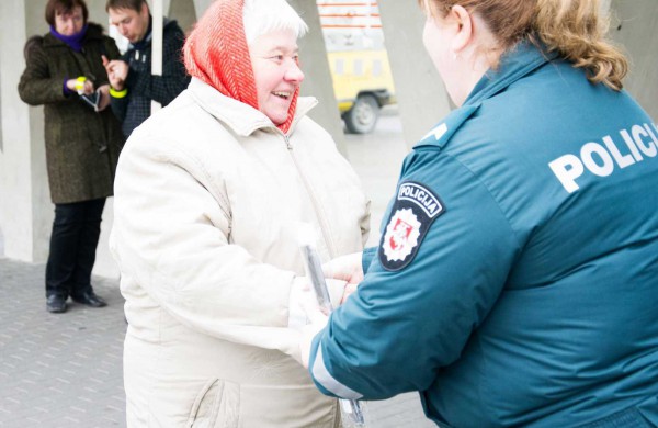 Jonavos mieste ir rajone policijos pareigūnai dalino atšvaitus