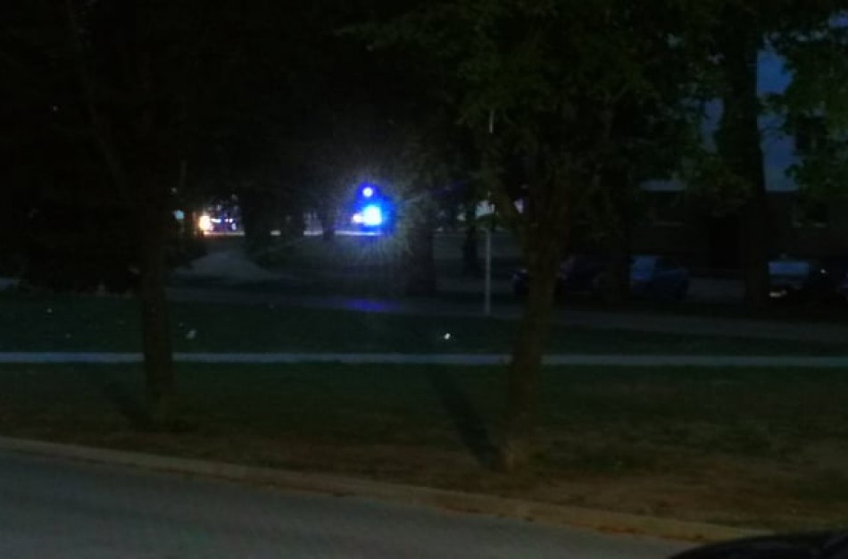 Mergina gelbėjimo tarnyboms pranešė, kad jos buvęs draugas stovi ant balkono pakraščio