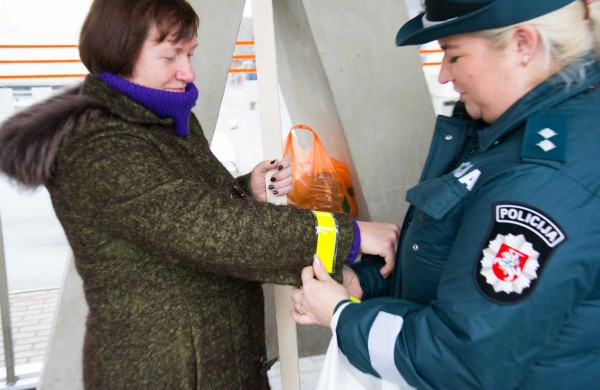Jonavos mieste ir rajone policijos pareigūnai dalino atšvaitus