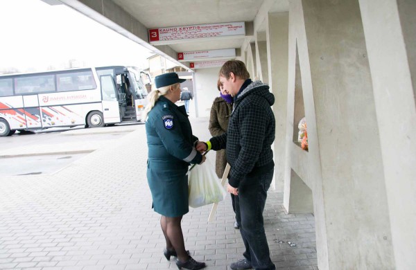 Jonavos mieste ir rajone policijos pareigūnai dalino atšvaitus