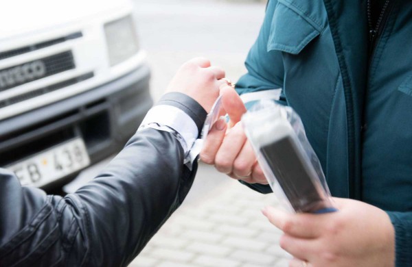 Jonavos mieste ir rajone policijos pareigūnai dalino atšvaitus