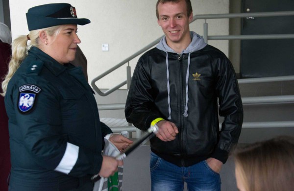 Jonavos mieste ir rajone policijos pareigūnai dalino atšvaitus