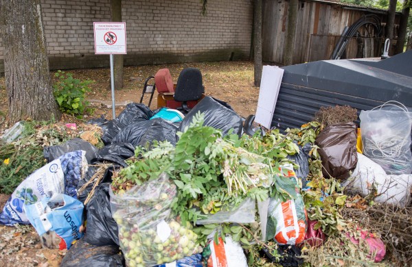 Gyventojų prašo nepalikti atliekų prie konteinerių