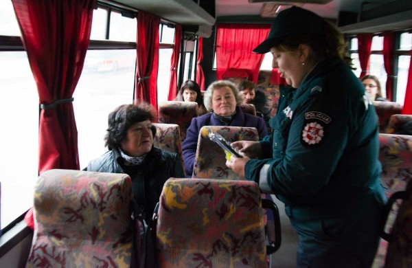 Jonavos mieste ir rajone policijos pareigūnai dalino atšvaitus