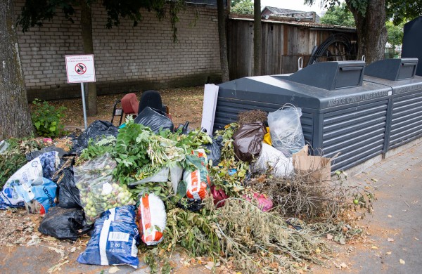 Gyventojų prašo nepalikti atliekų prie konteinerių