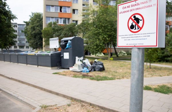 Gyventojų prašo nepalikti atliekų prie konteinerių
