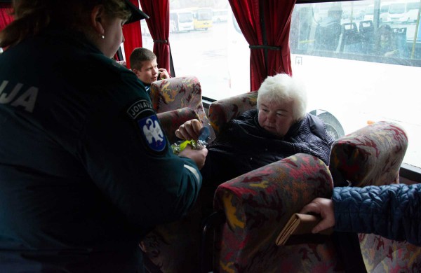 Jonavos mieste ir rajone policijos pareigūnai dalino atšvaitus