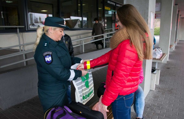 Jonavos mieste ir rajone policijos pareigūnai dalino atšvaitus