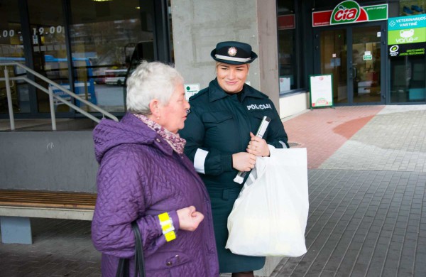 Jonavos mieste ir rajone policijos pareigūnai dalino atšvaitus
