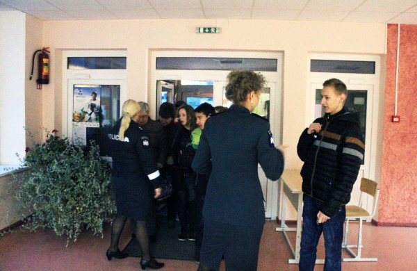 Jonavos mieste ir rajone policijos pareigūnai dalino atšvaitus