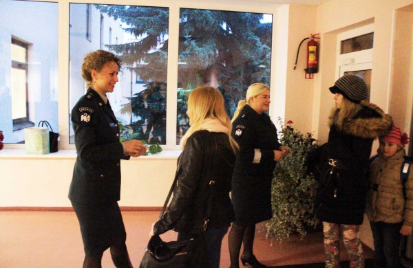 Jonavos mieste ir rajone policijos pareigūnai dalino atšvaitus