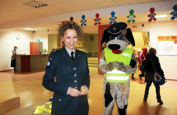 Jonavos mieste ir rajone policijos pareigūnai dalino atšvaitus
