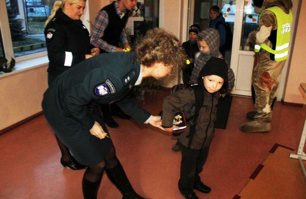 Jonavos mieste ir rajone policijos pareigūnai dalino atšvaitus
