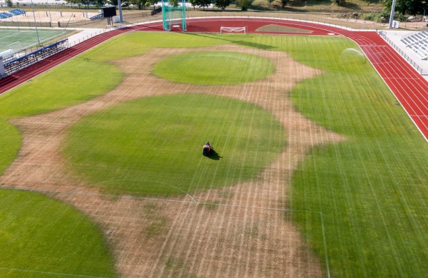 Meras prašo paaiškinti, kas atsitiko stadiono vejai?