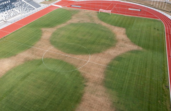 Meras prašo paaiškinti, kas atsitiko stadiono vejai?