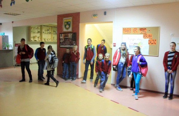 Jonavos mieste ir rajone policijos pareigūnai dalino atšvaitus