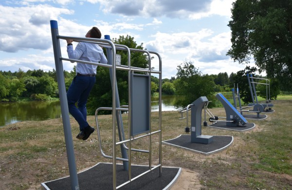 Paneryje įrengti nauji lauko treniruokliai