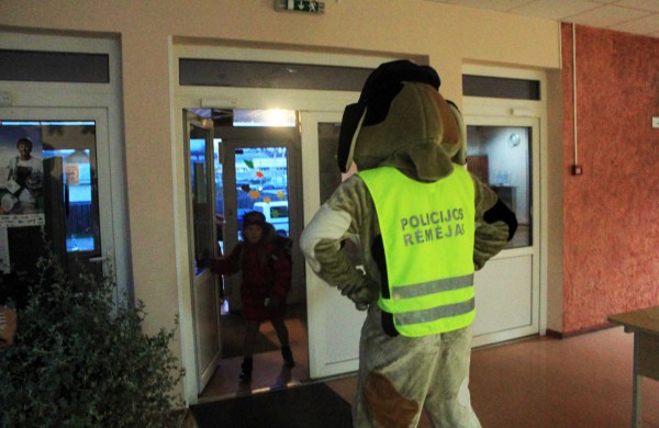 Jonavos mieste ir rajone policijos pareigūnai dalino atšvaitus