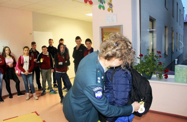 Jonavos mieste ir rajone policijos pareigūnai dalino atšvaitus