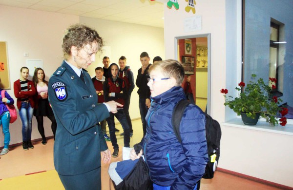 Jonavos mieste ir rajone policijos pareigūnai dalino atšvaitus