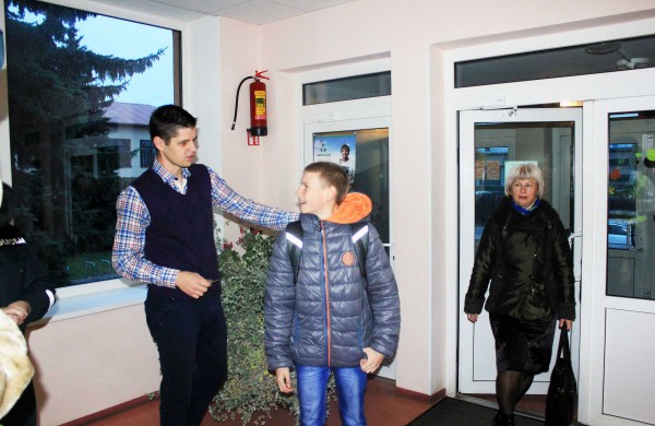 Jonavos mieste ir rajone policijos pareigūnai dalino atšvaitus