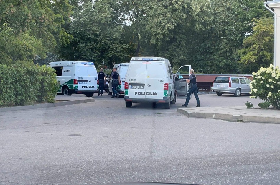 Po pranešimo apie įtartinus asmenis, pareigūnams teko sulaikyti tris vyrus