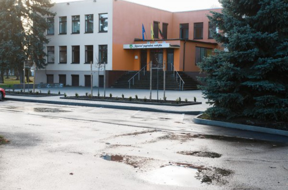 Skelbiami konkursai į „Lietavos“ mokyklos ir dviejų darželių direktorių pareigas