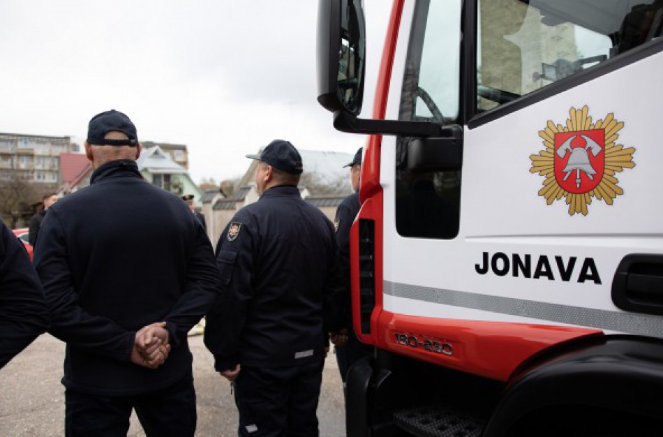 Jonavoje užsidegus ūkiniam pastatui, nuo gaisro nukentėjo ne tik jis