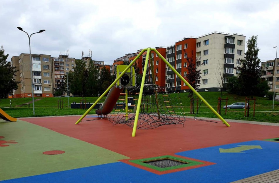 Chemikų gatvės gyventojai tikina nebegalintys apsikęsti vaikų žaidimų aikštelės kaimynystės
