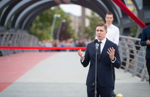 Jonavoje atidarytas įspūdingas pėsčiųjų tiltas
