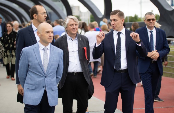 Jonavoje atidarytas įspūdingas pėsčiųjų tiltas