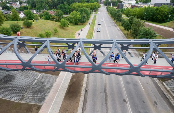 Jonavoje atidarytas įspūdingas pėsčiųjų tiltas