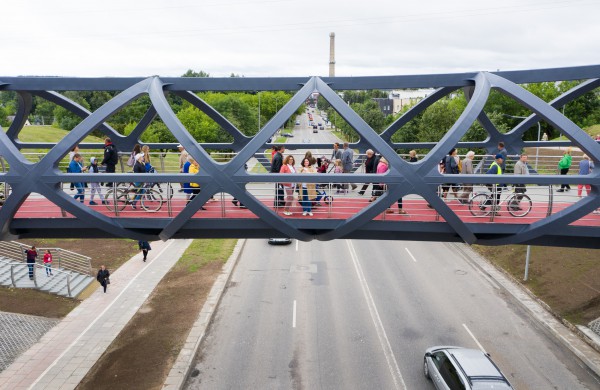 Jonavoje atidarytas įspūdingas pėsčiųjų tiltas