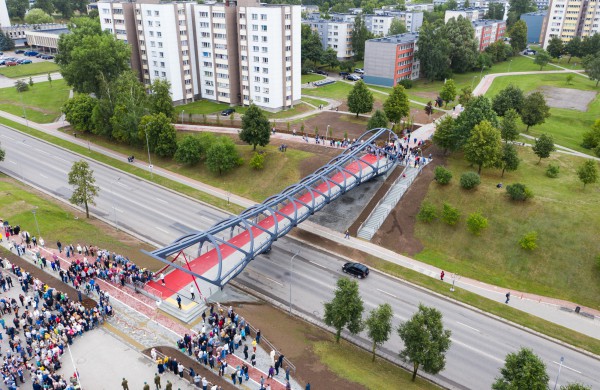 Jonavoje atidarytas įspūdingas pėsčiųjų tiltas
