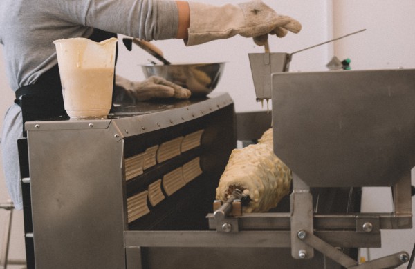 Žmonos svajonę kepti šakočius įgyvendinęs jonavietis džiaugiasi pradėtu verslu: siūlo įsigyti ir ,,Vyrų džiaugsmu" pavadintą unikalų gaminį