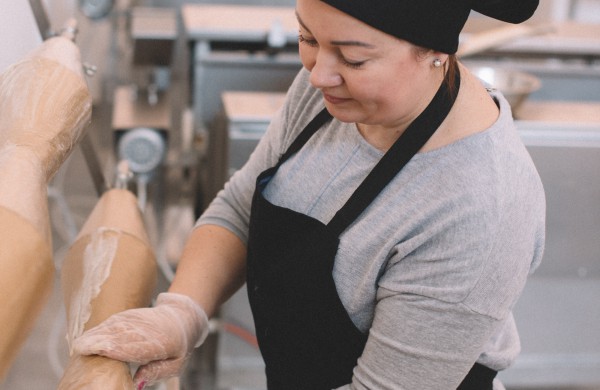 Žmonos svajonę kepti šakočius įgyvendinęs jonavietis džiaugiasi pradėtu verslu: siūlo įsigyti ir ,,Vyrų džiaugsmu" pavadintą unikalų gaminį