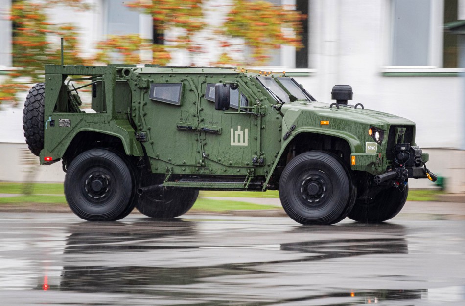 Rukloje pristatyti Lietuvos kariuomenės šarvuotieji visureigiai JLTV: karinis bendradarbiavimas su JAV auga