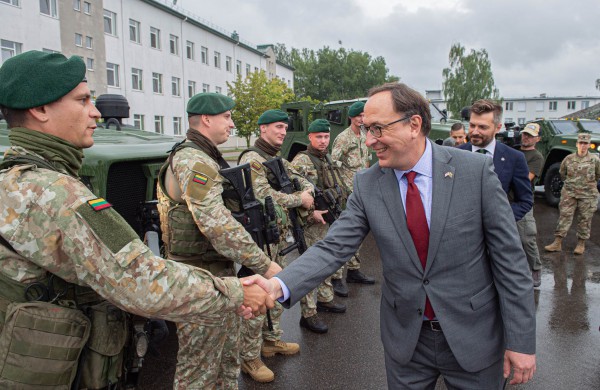 Rukloje pristatyti Lietuvos kariuomenės šarvuotieji visureigiai JLTV: karinis bendradarbiavimas su JAV auga