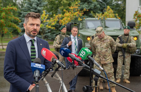 Rukloje pristatyti Lietuvos kariuomenės šarvuotieji visureigiai JLTV: karinis bendradarbiavimas su JAV auga
