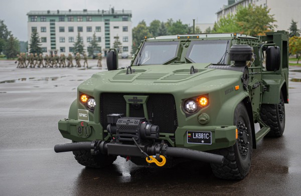 Rukloje pristatyti Lietuvos kariuomenės šarvuotieji visureigiai JLTV: karinis bendradarbiavimas su JAV auga