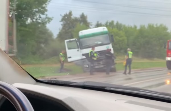 Po susidūrimo su vilkiku žuvo „Audi“  vairuotojas