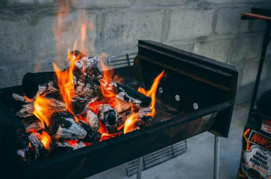 Poilsiaudami nepamirškite atsakingai kūrenti laužus ir naudoti kepsnines
